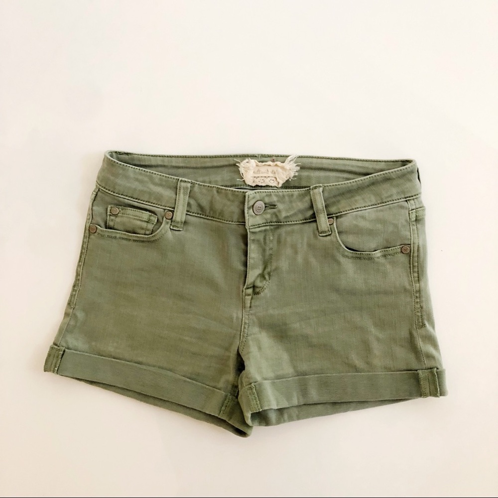 Altar’d State Boho-Chic Light Olive Green Rolled-Hem Denim Shorts – Size 27